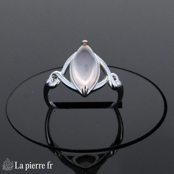 Détail de la monture travaillée et pierre rose marquise Bague (Navette Poudrée)