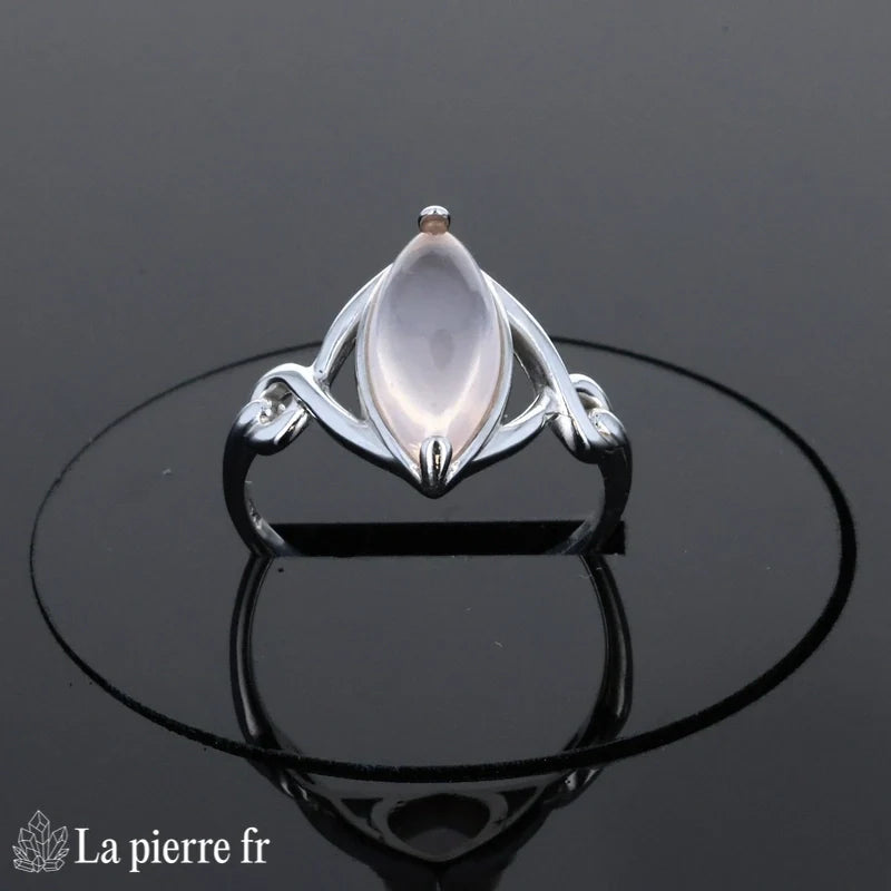 Détail de la monture travaillée et pierre rose marquise Bague (Navette Poudrée)