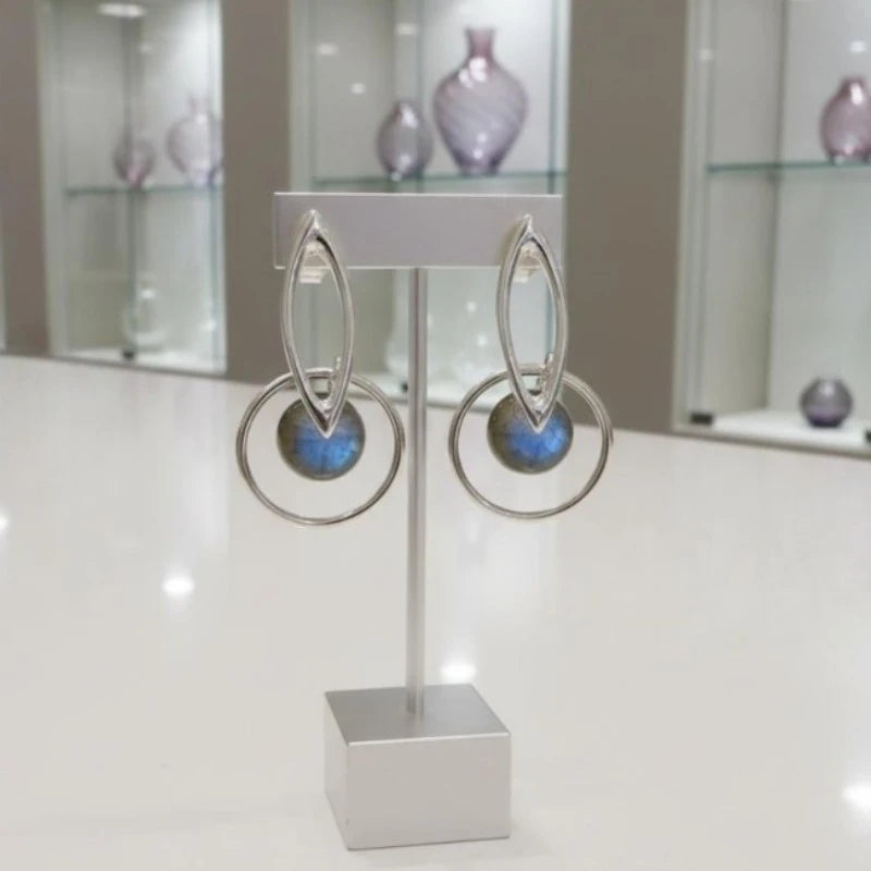 Gros plan sur la pierre et la monture des boucles d'oreilles Algenib en labradorite