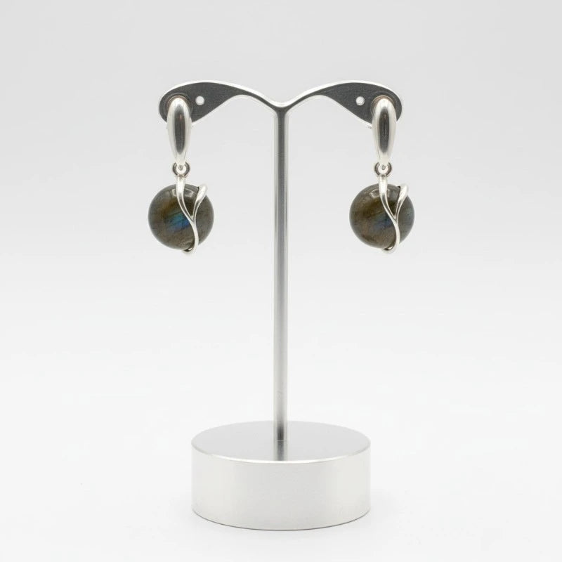 Gros plan sur la pierre et la monture des boucles d'oreilles Arcturus en labradorite