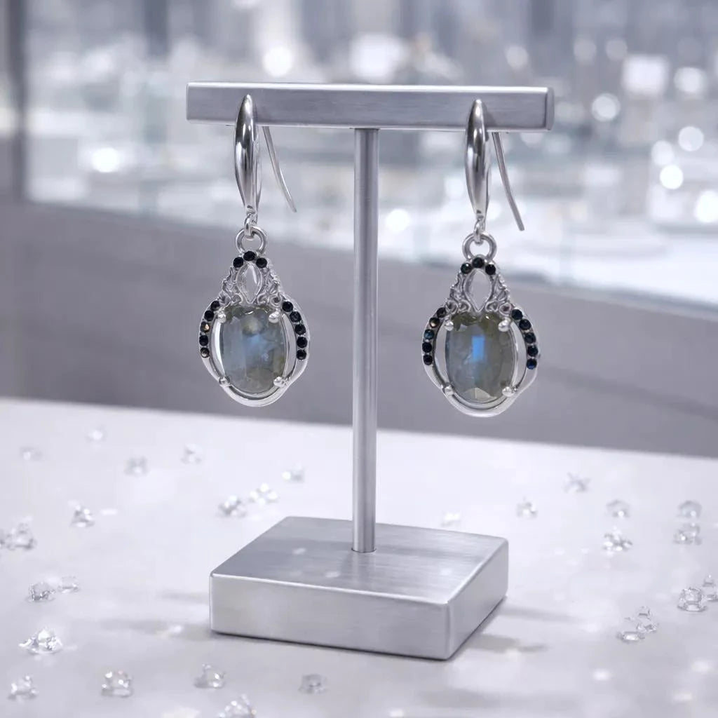 Gros plan sur la pierre et la monture des boucles d'oreilles Algieba en labradorite