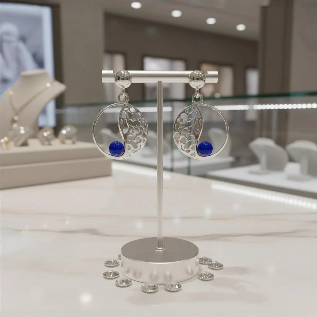 Gros plan sur la pierre et la monture des boucles d'oreilles Alnaïr en lapis-lazuli