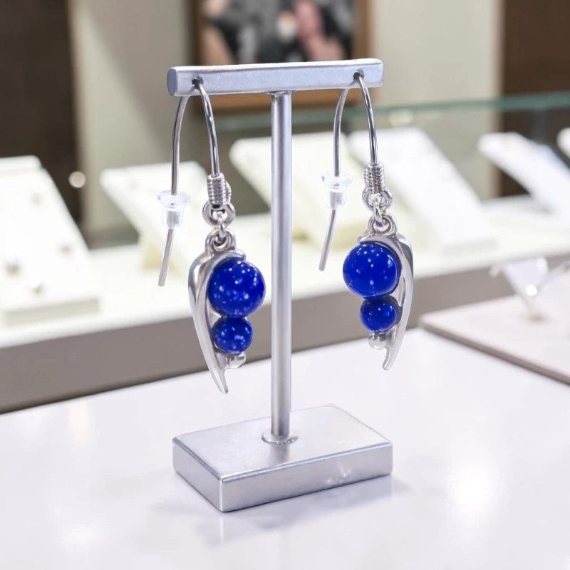 Gros plan sur la pierre et la monture des boucles d'oreilles Atria en lapis-lazuli