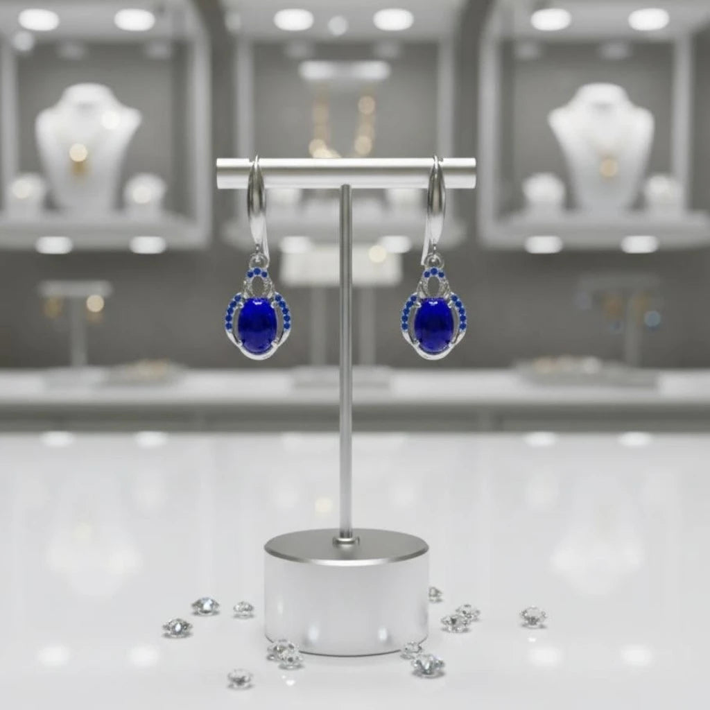 Gros plan sur la pierre et la monture des boucles d'oreilles Diphda en lapis-lazuli