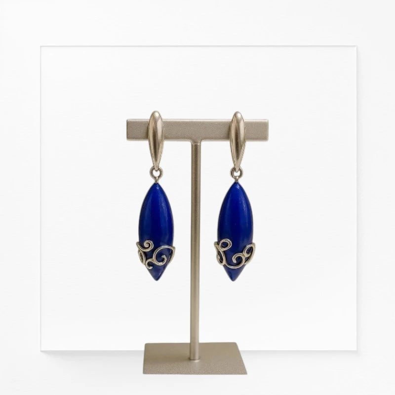 Gros plan sur la pierre et la monture des boucles d'oreilles Enif en lapis-lazuli