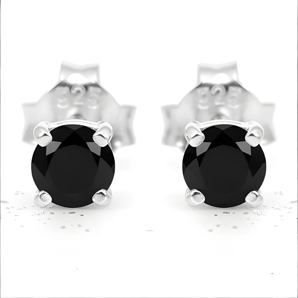 Gros plan sur la pierre et la monture des boucles d'oreilles Sheratan en onyx noir