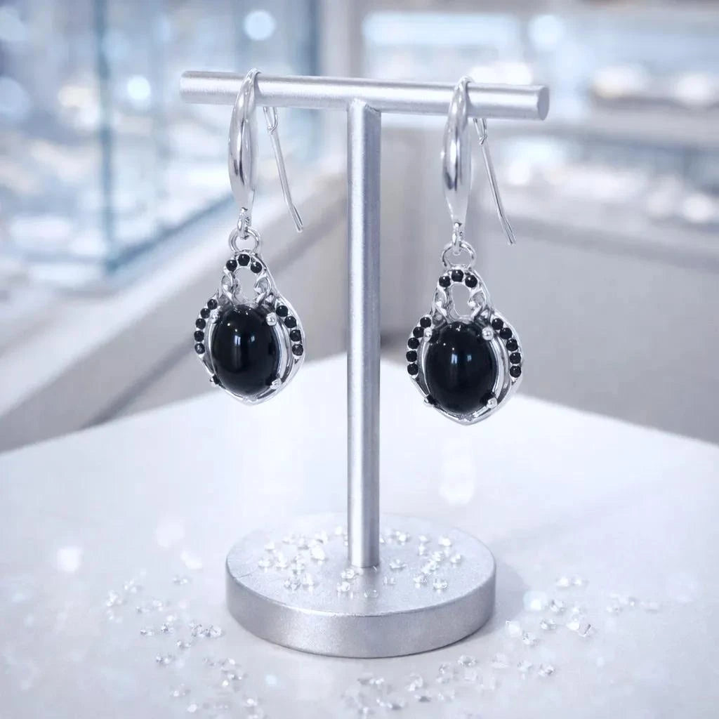 Gros plan sur la pierre et la monture des boucles d'oreilles Menkent en onyx noir