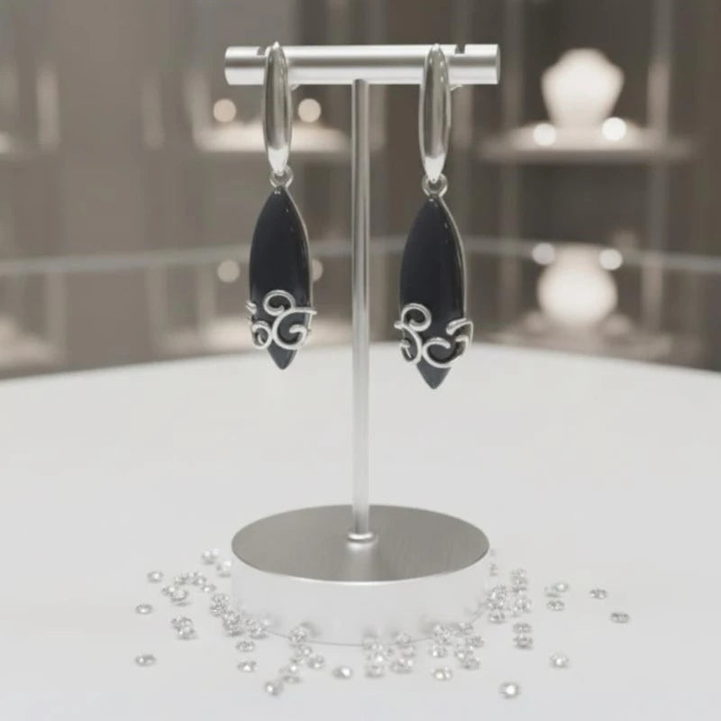 Gros plan sur la pierre et la monture des boucles d'oreilles Markab en onyx noir