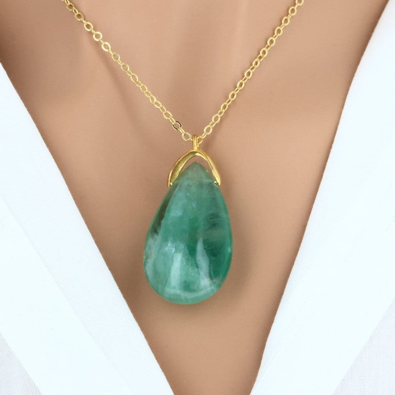Bijou en Fluorine Verte, pendentif larme naturel apportant harmonie et clarté