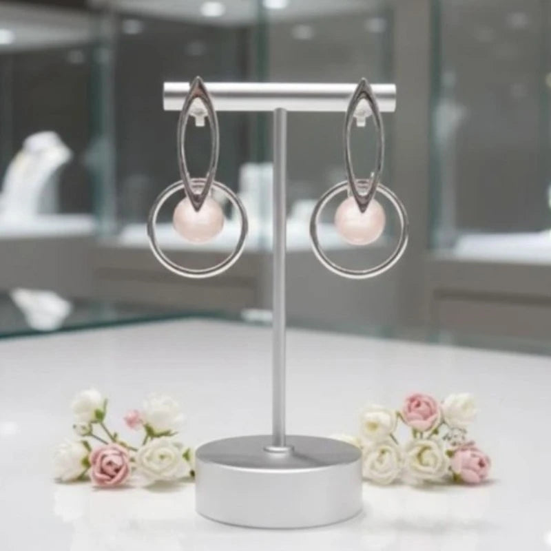 Gros plan sur la pierre et la monture des boucles d'oreilles Phecda en quartz rose