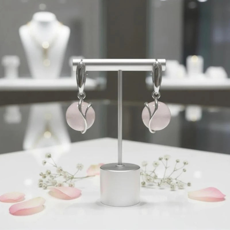 Gros plan sur la pierre et la monture des boucles d'oreilles Castor en quartz rose