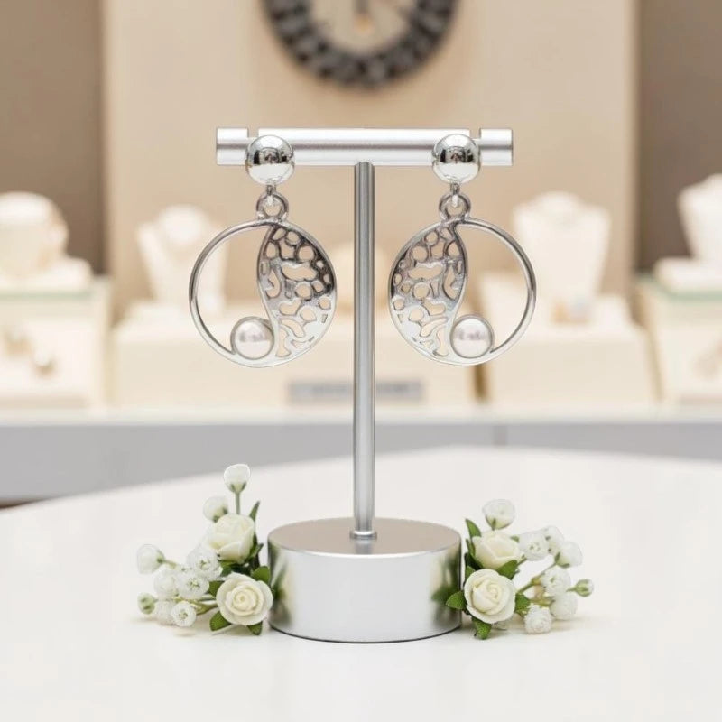 Gros plan sur la pierre et la monture des boucles d'oreilles Wezen en quartz rose