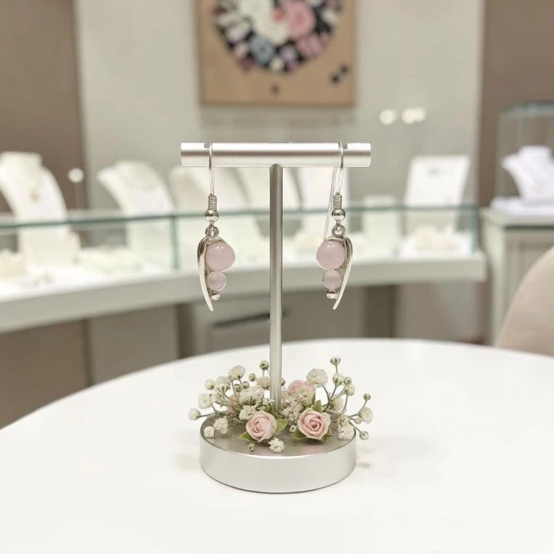 Gros plan sur la pierre et la monture des boucles d'oreilles Mirzam en quartz rose