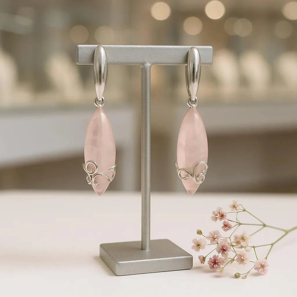 Gros plan sur la pierre et la monture des boucles d'oreilles Alderamin en quartz rose