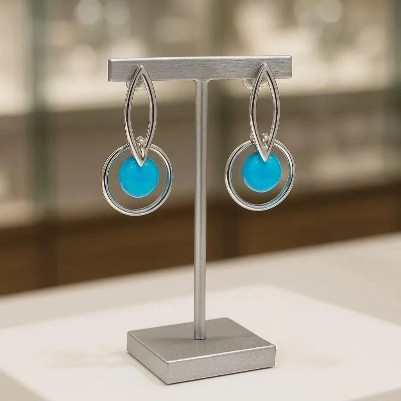 Gros plan sur la pierre et la monture des boucles d'oreilles Megrez en turquoise