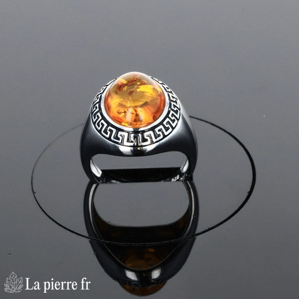 Grande bague ambre (Couronne Émaillée Vintage) style vintage avec émail portée.