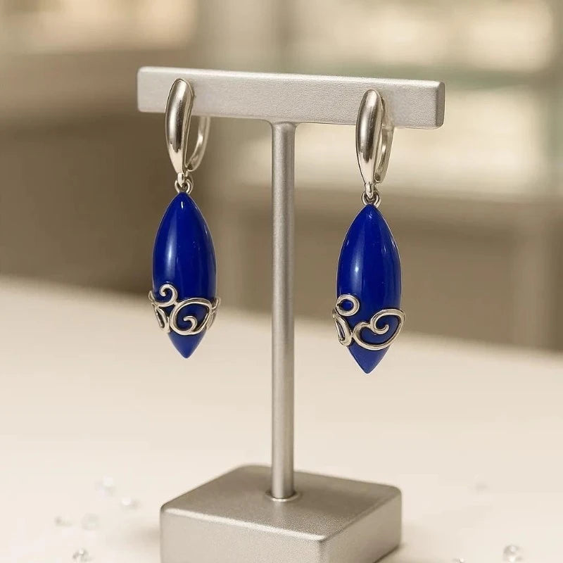 Boucles d'oreilles Enif en lapis-lazuli et argent 925, sur un présentoir, vue de face