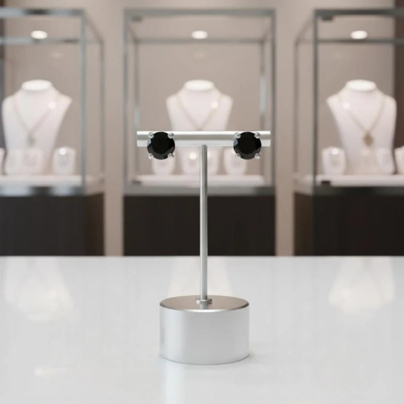 Boucles d'oreilles Sheratan en onyx noir et argent 925, sur un présentoir, vue de face