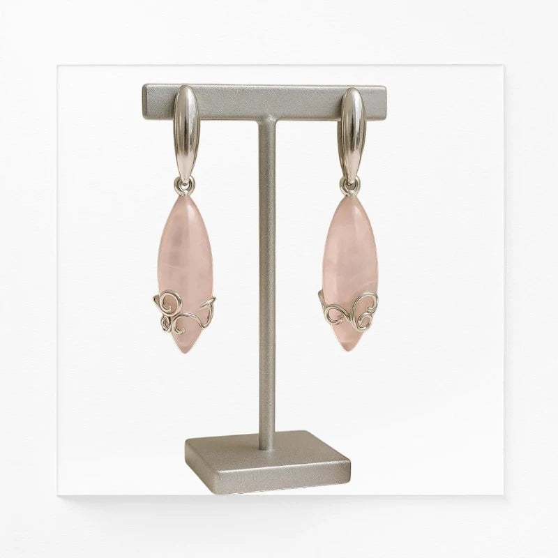 Boucles d'oreilles Alderamin en quartz rose et argent 925, sur un présentoir, vue de face