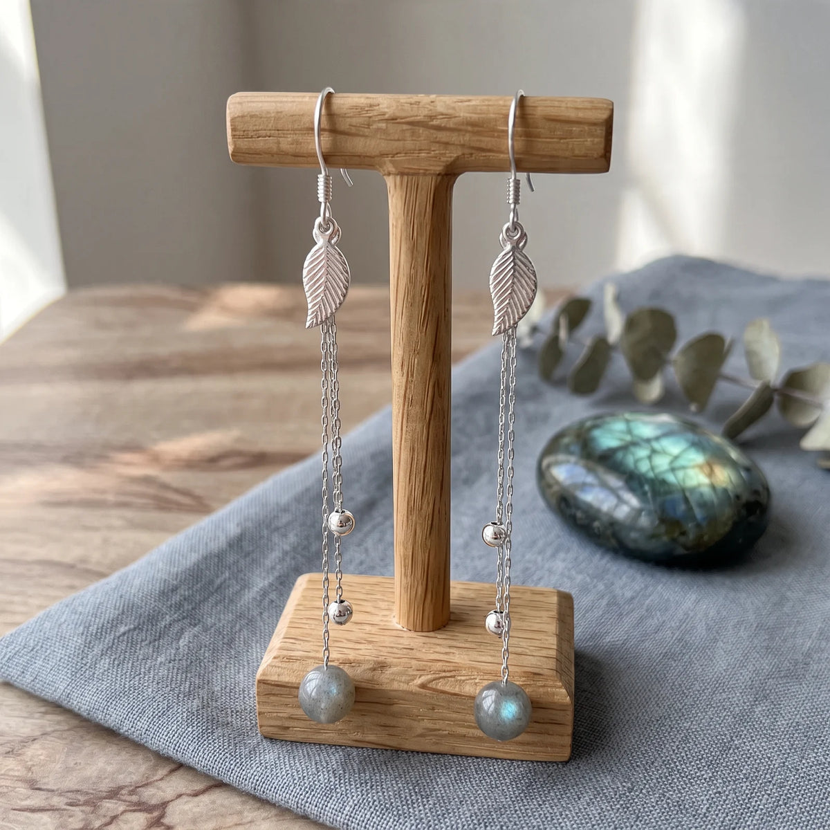 Boucles d'oreilles en argent 925 et labradorite, feuille et chaînettes, modèle SILVIA®