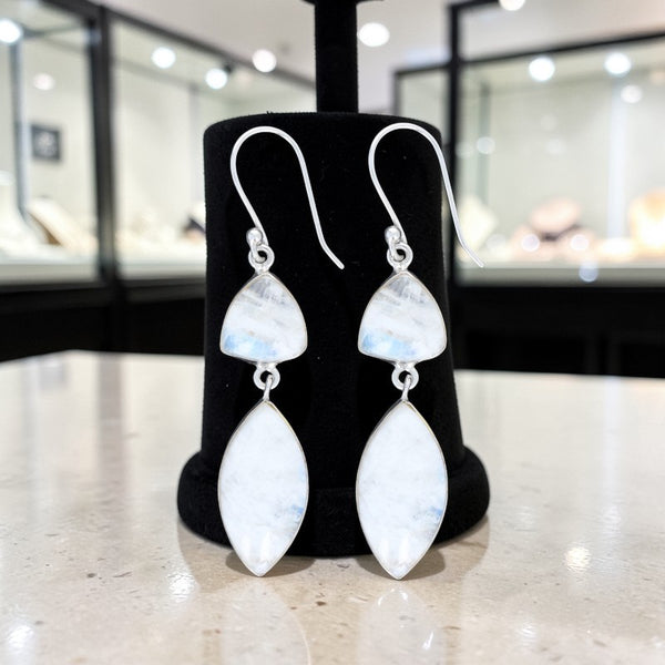 Boucle d’oreille en pierre blanche pierre de lune cabochon triangle