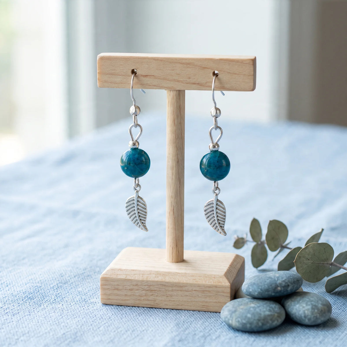 Boucles d'oreilles feuille en apatite bleue, perle bleue de 8 mm, modèle FOLIA®