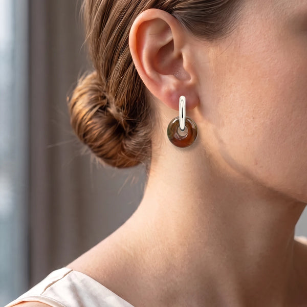 Créole avec donut d'agate indienne rouge et brune portée à l'oreille d'une femme, idée cadeau