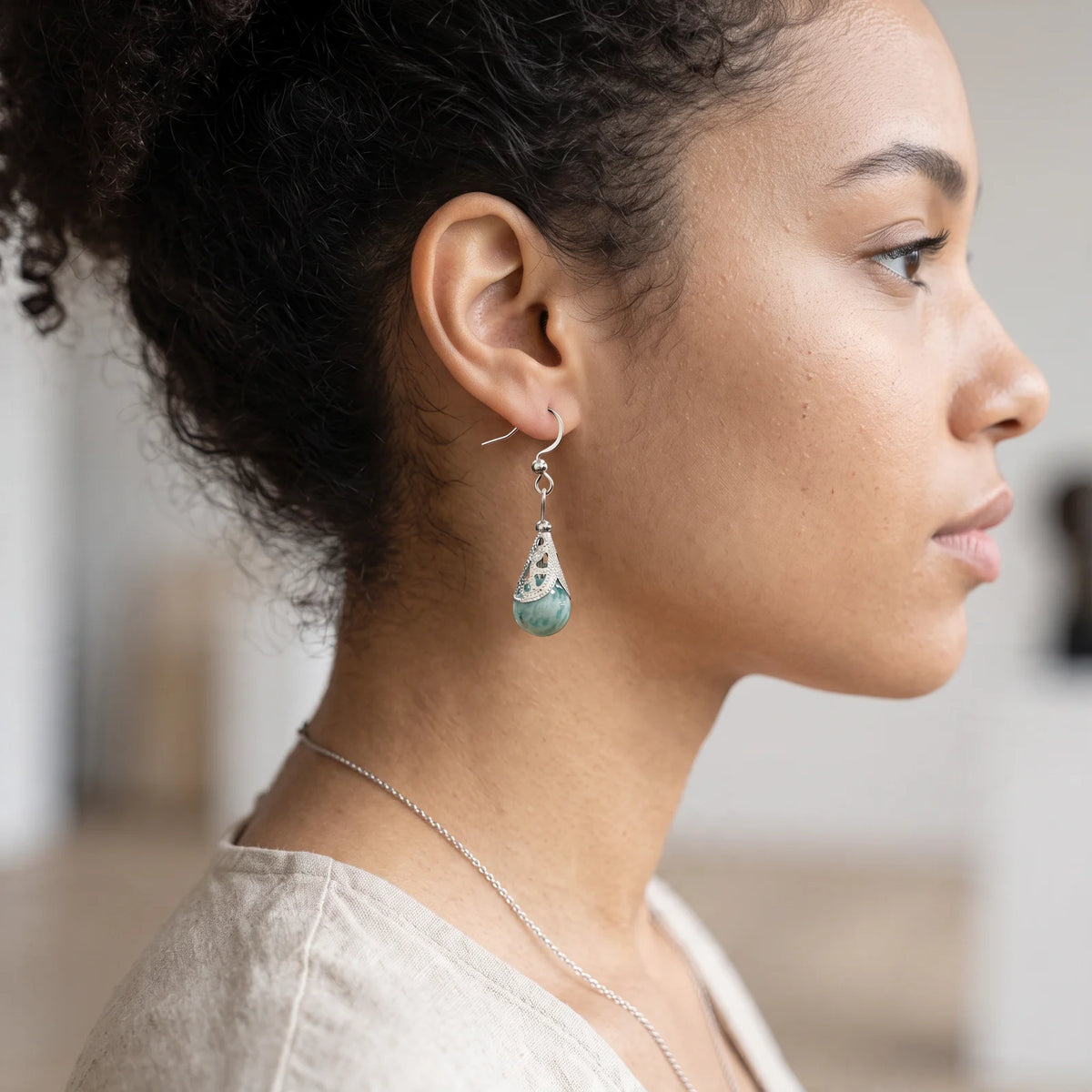 Boucle d'oreille amazonite à calotte filigrane en acier inoxydable, portée à l'oreille