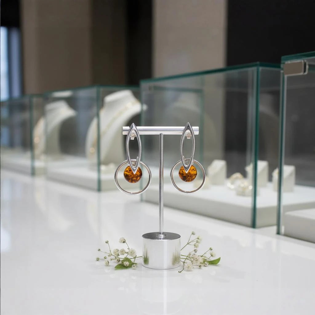 Boucles d'oreilles Gienah en ambre et argent 925 rhodié, présentées sur un support