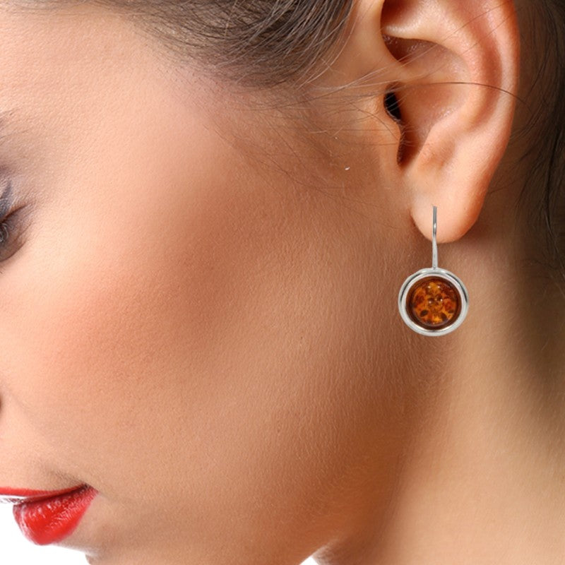 Boucles d'oreilles ambre Spica portées sur oreille