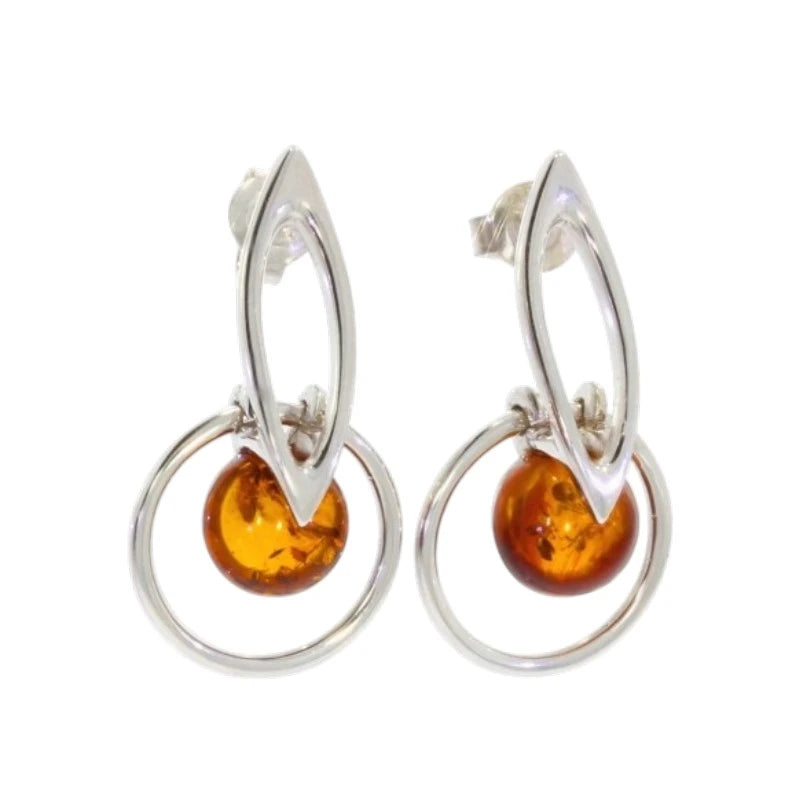 Paire de boucles d'oreilles ambre Gienah sur fond blanc, argent 925 rhodié