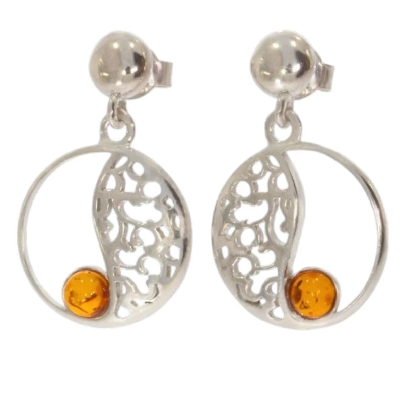 Paire de boucles d'oreilles ambre Elnath sur fond blanc, argent 925 rhodié