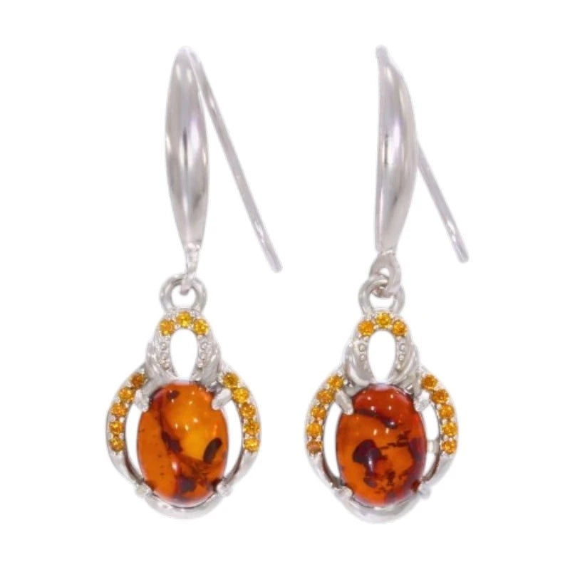Paire de boucles d'oreilles ambre Hamal sur fond blanc, argent 925 rhodié