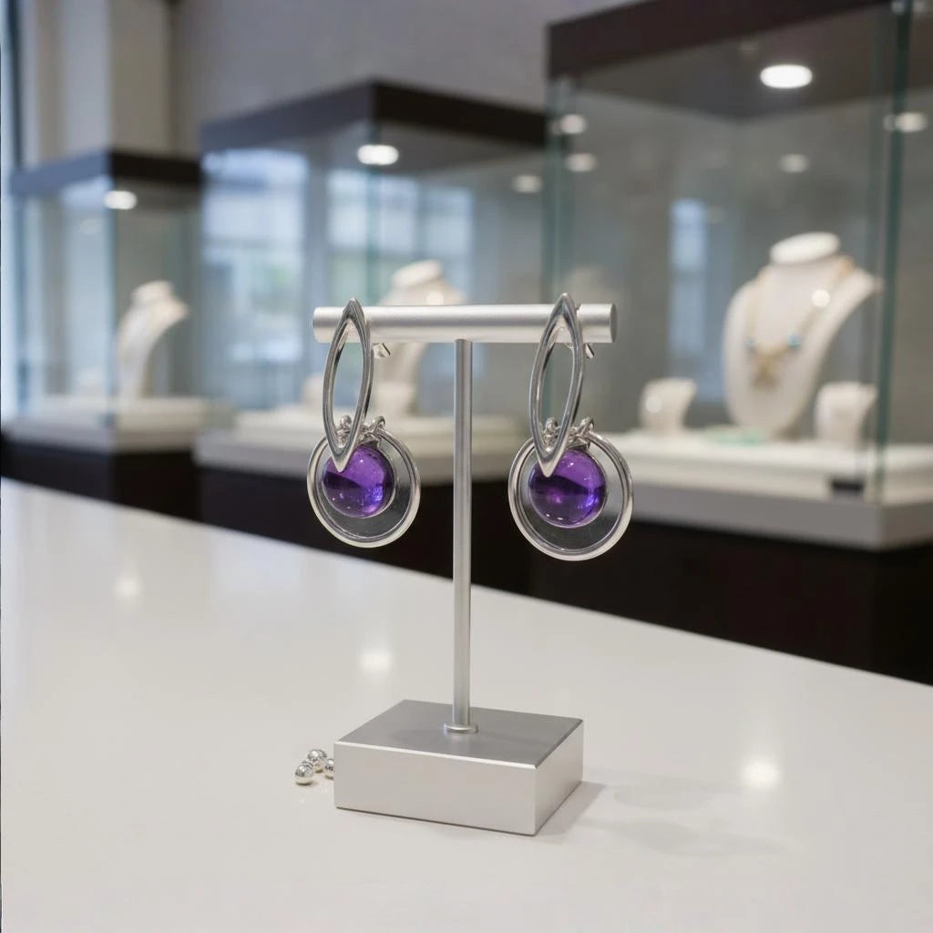 Boucles d'oreilles Naos en améthyste et argent 925 rhodié, présentées sur un support