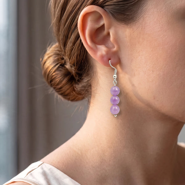 Boucle d'oreille améthyste portée par une femme, trois perles boule violettes de 6 mm, idée cadeau