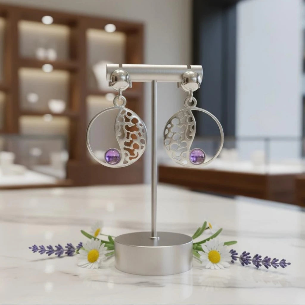 Boucles d'oreilles Bellatrix en améthyste et argent 925 rhodié, présentées sur un support
