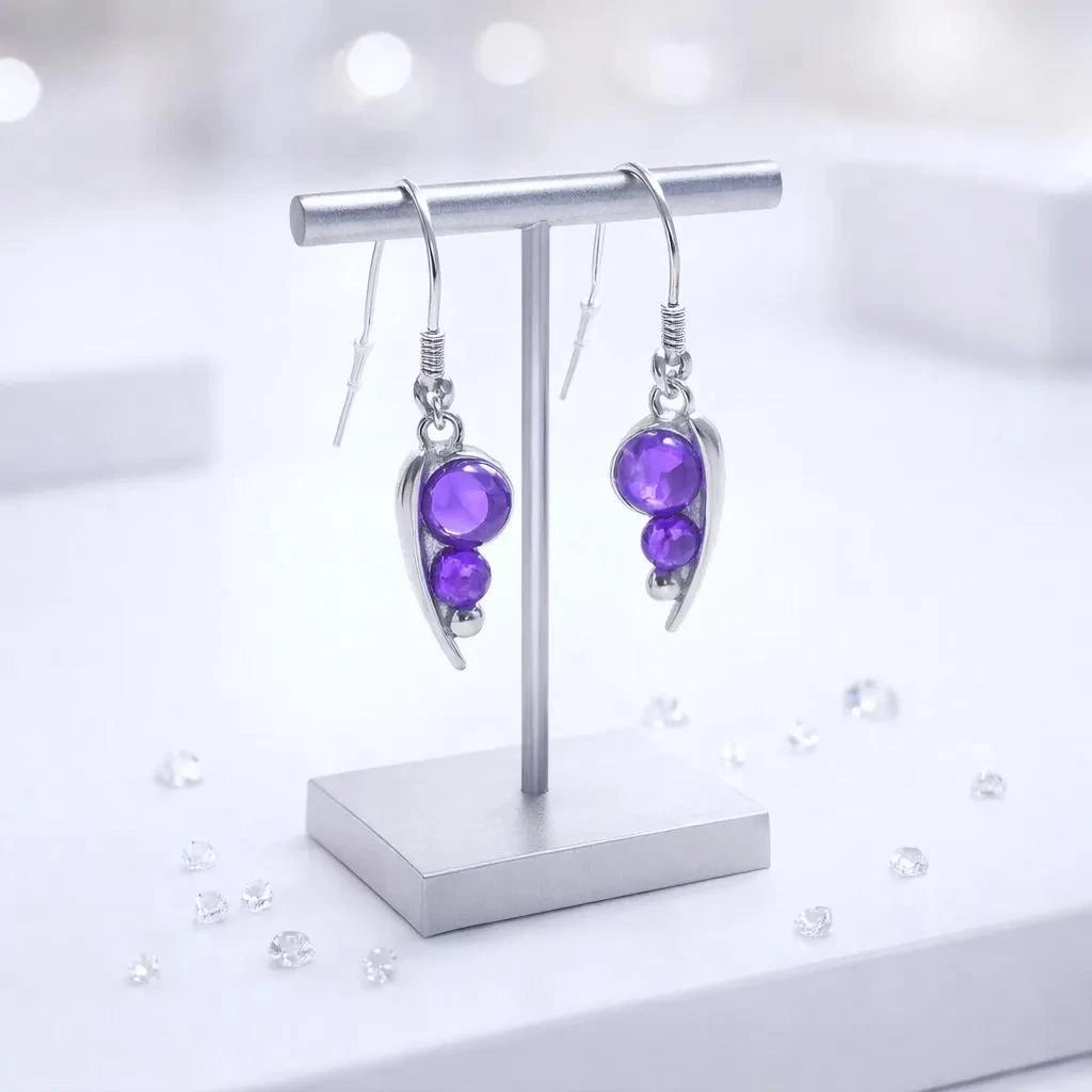 Boucles d'oreilles Avior en améthyste et argent 925 rhodié, présentées sur un support