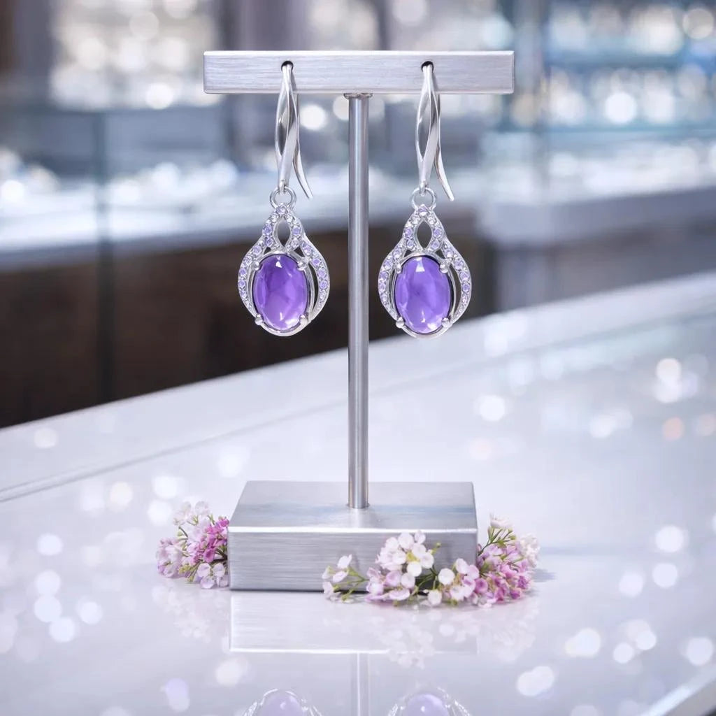 Boucles d'oreilles Polaris en améthyste et argent 925 rhodié, présentées sur un support