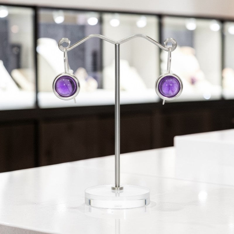 Gros plan cabochon améthyste violette 8mm boucles pendantes Cassini