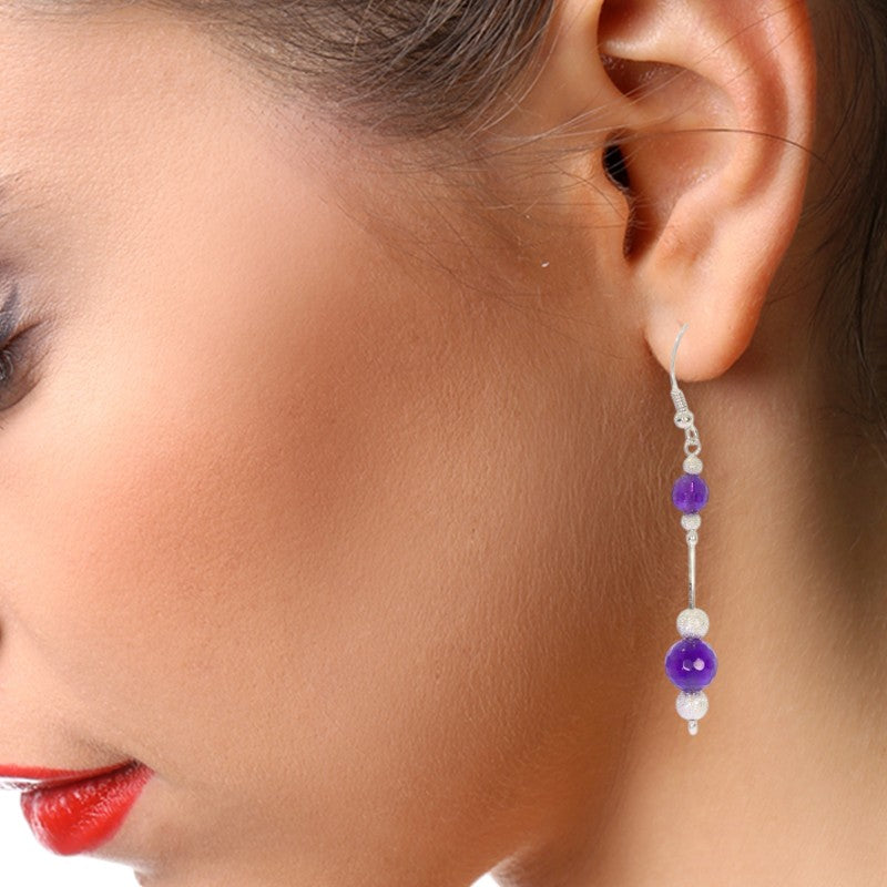 Boucles d'oreilles améthyste Almach portées sur oreille