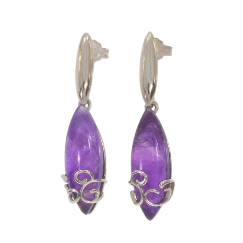 Paire de boucles d'oreilles améthyste Kochab sur fond blanc, argent 925 rhodié