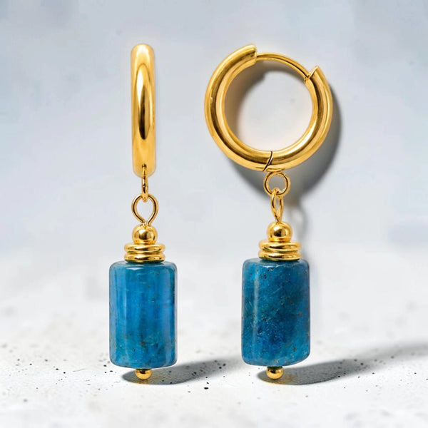 Boucles d'oreilles apatite bleue en pierre naturelle taillée en tube sur créole dorée