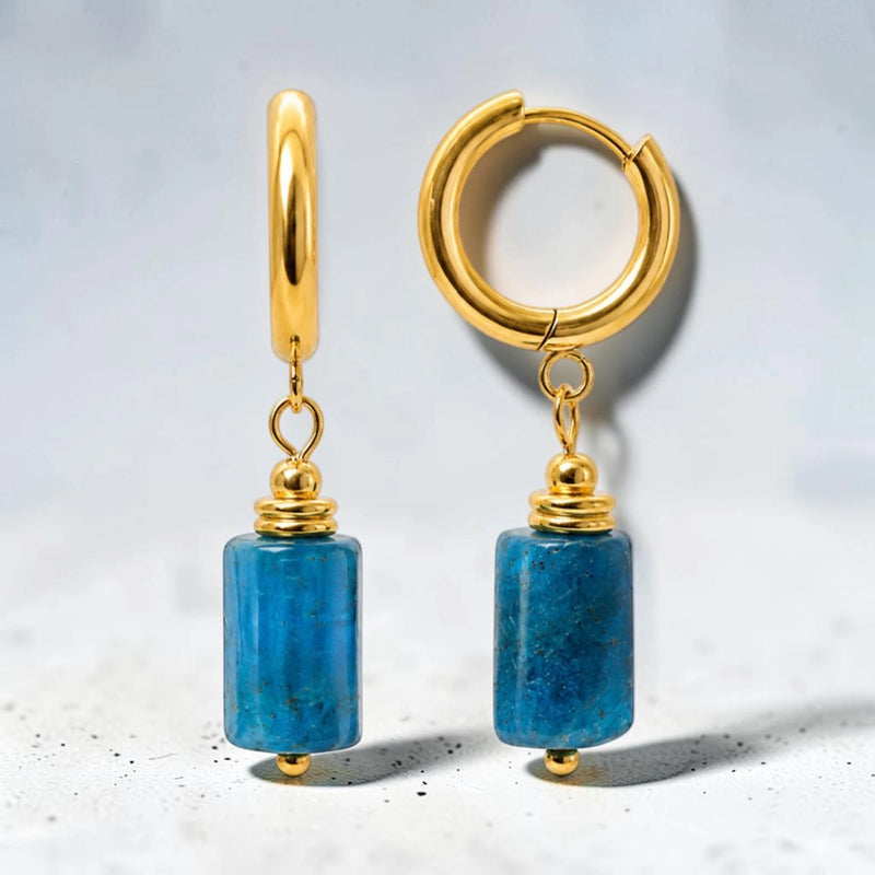 Boucles d'Oreilles Apatite Bleue LUMIA® – tube en pierre, créole dorée