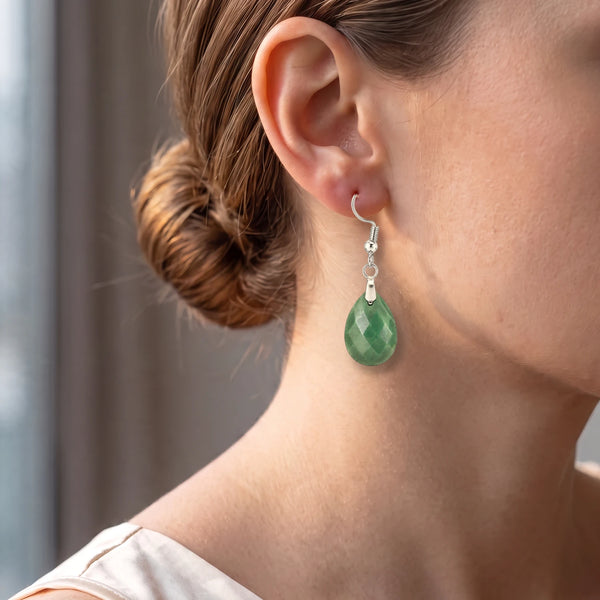 Boucle d'oreille aventurine verte portée à l'oreille d'une femme, goutte facettée aux tons nature