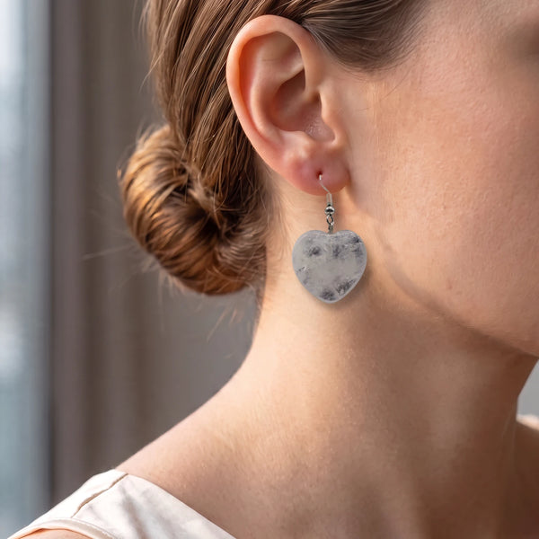Boucles d'oreilles cœur en cristal de roche portées à l'oreille, crochet en acier argenté, bijou femme