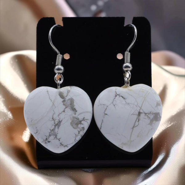 Boucles d'oreilles pierre blanche, cœur en howlite naturelle veinée de gris