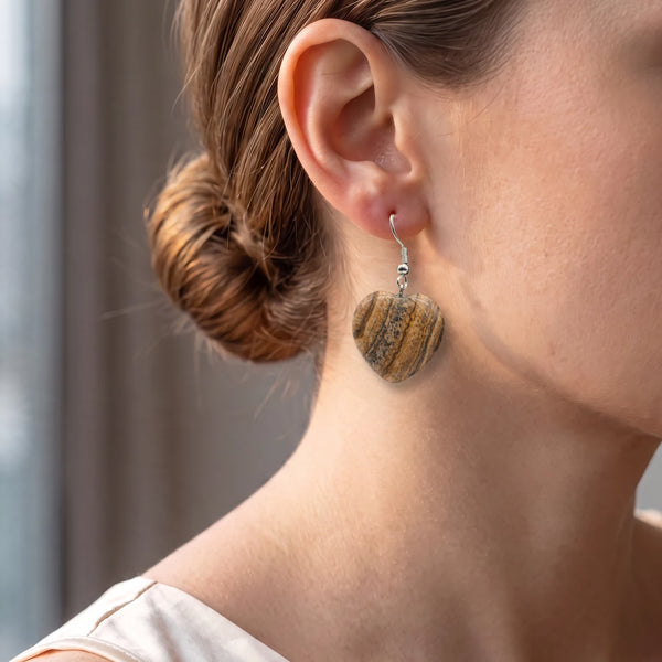 Boucles d'oreilles cœur en jaspe paysage portées par une femme, pendantes sur crochet en acier argenté