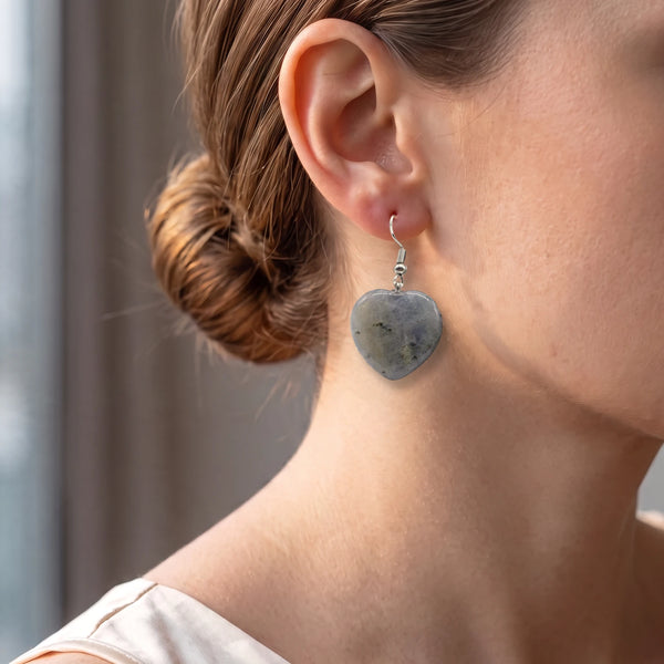 Boucles d'oreilles cœur en labradorite portées, bijou pendant en pierre naturelle, cadeau pour femme