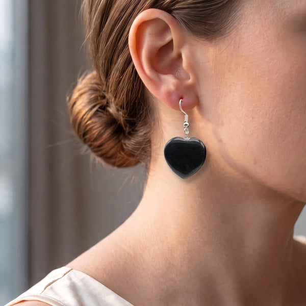 Boucles d'oreilles cœur en obsidienne noire portées par une femme, bijou pendant 4 cm, idée cadeau