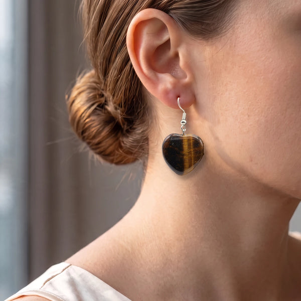 Boucles d'oreilles cœur en œil de tigre portées à l'oreille, crochet en acier argenté, bijou pour femme